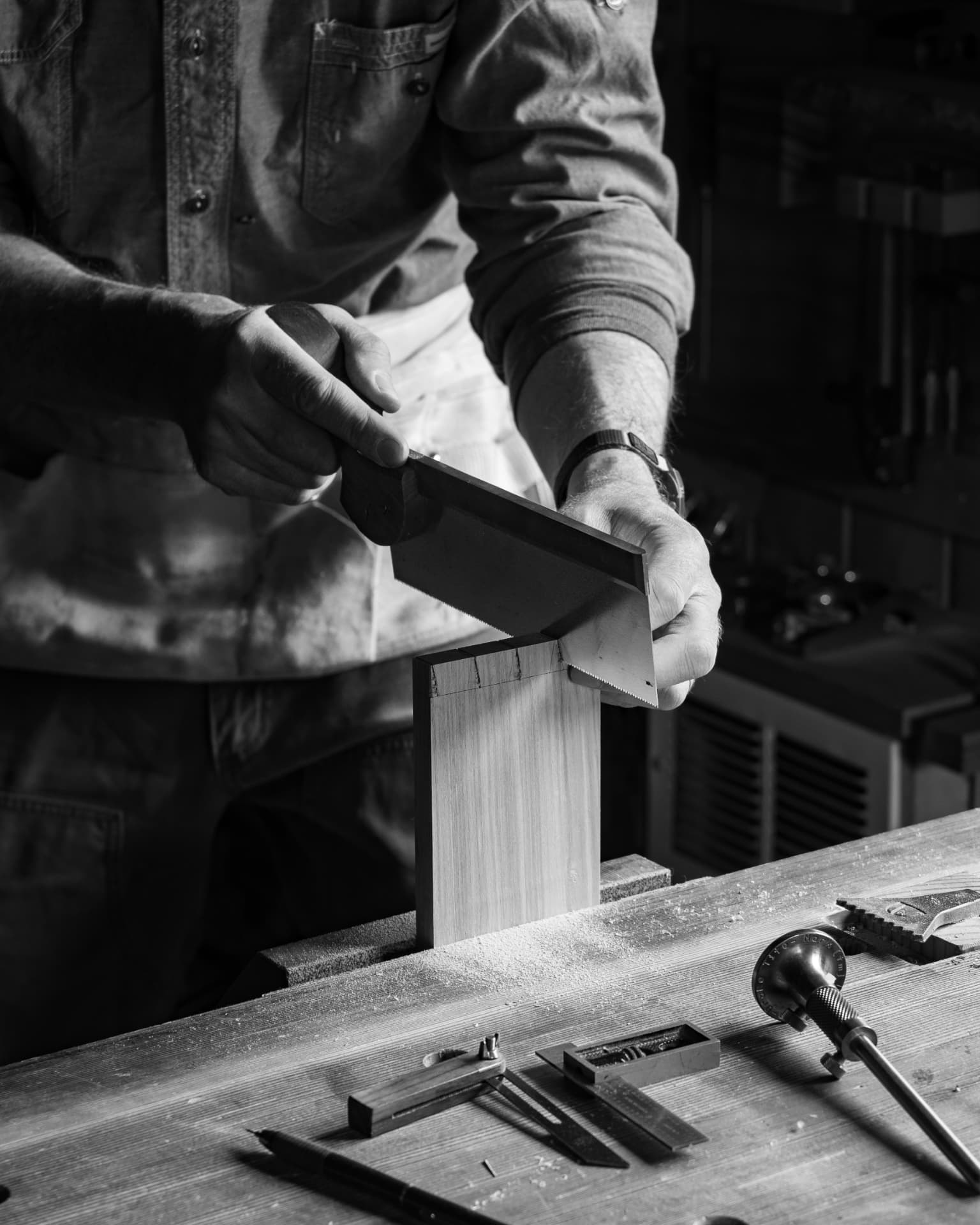 Cutting dovetails by hand with a backsaw at the bench
